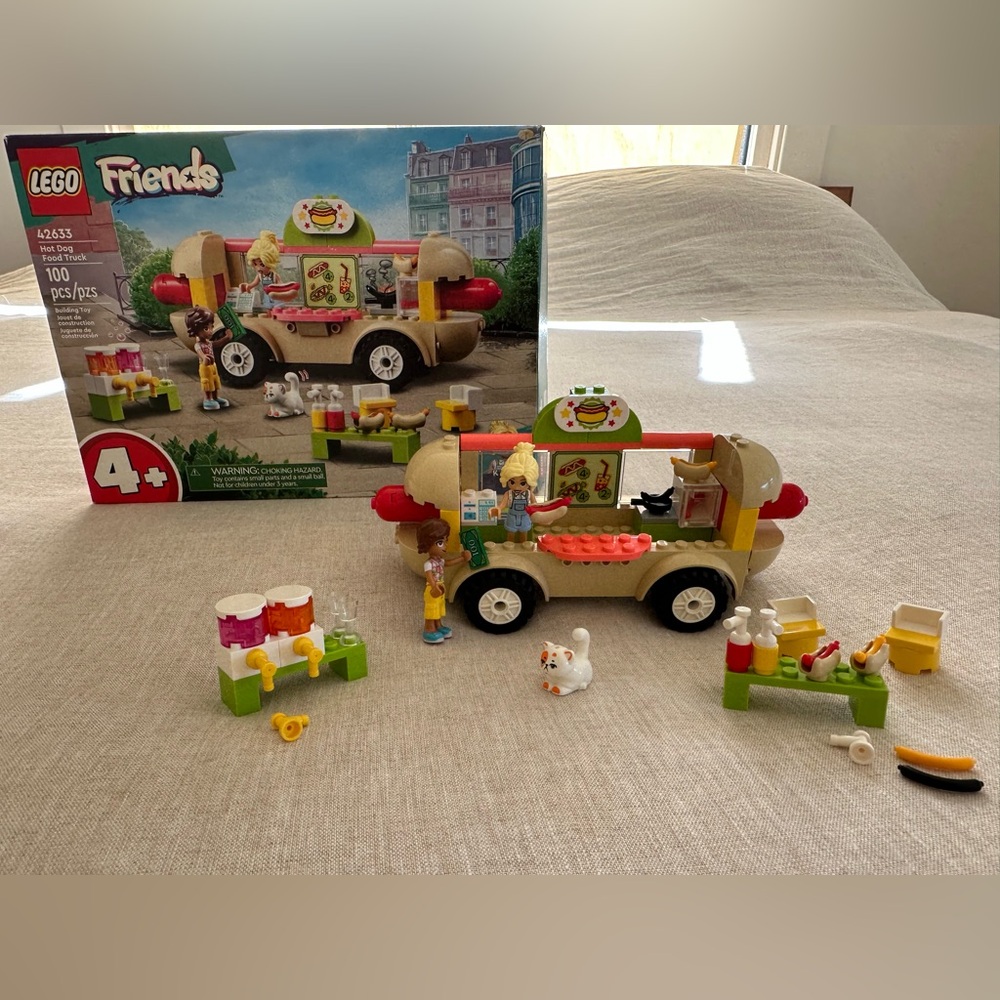 LEGO . Friends Hot Dog Food Truck (Retiring Soon)